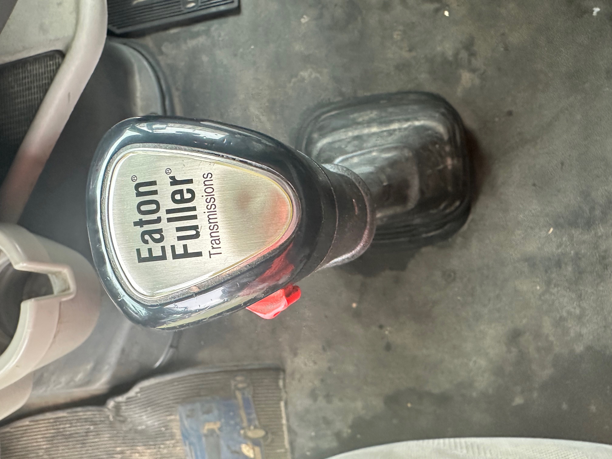 2011 VOLVO VNL 64T630 - Image 11